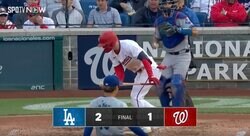 球場騒然！ 山本由伸のボールで“異変”が起きた…！？ 三振したバッターのリアクションがヤバすぎると世界中で話題に 「えっ？」「大丈夫かよ…」