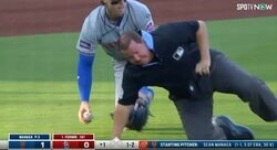 球場騒然！一体、何が起きた…！？ 審判にまさかの悲劇　これは怖すぎる… ジャンピングスロー？→強烈タックルで吹っ飛ばされた瞬間