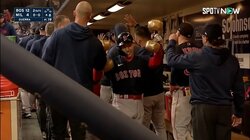 「俺も筋肉つけよっと」吉田正尚、弾丸2号＆満塁3号に仲間がベンチで全力ダンベルパフォーマンス