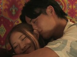 スタイル抜群のK-1ラウンドガール…みんなに隠れて個室でイチャイチャ「付き合ってないのに」スタジオ騒然