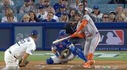 “伝家の宝刀”に球場沸騰！ カーショーのカーブが「あまりにも綺麗で打てない」 落差1.6m“魔法の一球”に米熱狂