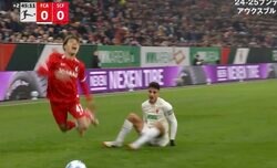 ふざけるなよ！堂安律にスパイクの裏を見せた“超危険タックル”直撃「やりすぎ」 スタジアム戦慄… ファンが激昂した問題シーン「大丈夫か」