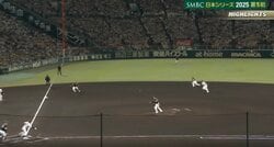 どうした…！？ 阪神・坂本誠志郎の打球で“まさかの光景”「魔物やな」甲子園の“独特のゴロ”→相手野手が困惑？「あれは難しい」