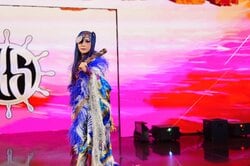 人気日本人女子レスラー、ゴージャス衣装×三つ編みツインで“舌出し”自撮りショットが「超かわいい！」ファン大盛り上がり