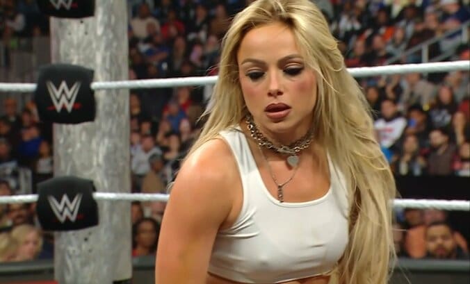 「顔はやめてあげて」美しき“悪女”レスラー、因縁相手をマイクで殴打 “半失神”状態に「すげえ音した」ファン悲痛 5枚目