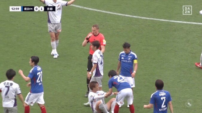 「レスリングするなよ」マリノスMFが執拗マークに激昂！喉元を突き飛ばす…「天野さん酷くないっすか？」「なぜ福岡にもイエロー？」“喧嘩両成敗”の一部始終が物議 2枚目