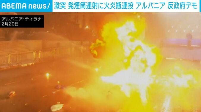 路上で上がる炎