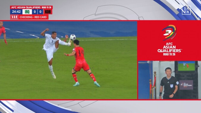 衝撃の残忍プレー！ 韓国代表DFの“顔面”を足裏で削る…イラク代表FWに怒号殺到「恐怖だ」「まるでUFC」「代表から追放しろ」「当然のレッドカード」 3枚目