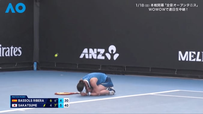 コートにうずくまり肩を震わせ涙する坂詰姫野（2/4）