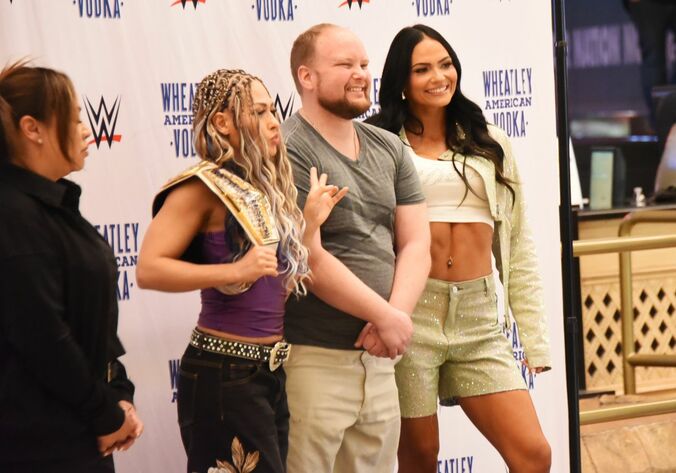 日本人女子スーパースター目当てに米・ラスベガスで“大行列”が発生 “美しき狂気”ジュリアの撮影会に熱狂的ファン続々 3枚目