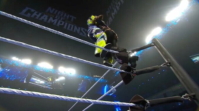 トップロープ上で組み合うジュリアとゼリーナ