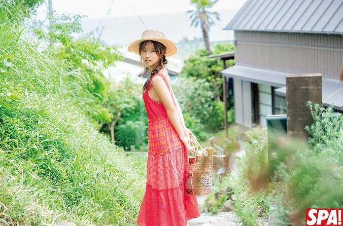 『NOBROCK TV』で話題の美女・森脇梨々夏と海辺の街で“のんびり共同生活” 『週刊SPA！』表紙飾る 1枚目