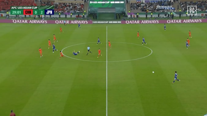 「まるで戦闘民族だな」中国代表DF、日本代表FWにボール無関係で“体当たり”「少林サッカー」「なにするんだ」ラフプレーにファン苦言【U23アジアカップ】 4枚目
