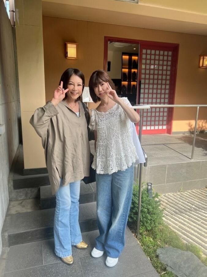  堀ちえみ、松本伊代との2ショットを公開「永遠のアイドル」「若くて可愛い」の声  1枚目