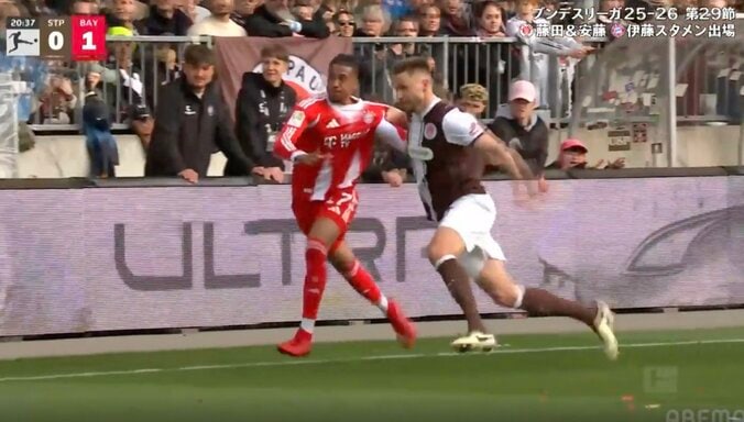 「殴り合うかと思った」激しい掴み合いで“一触即発”→スタンドまで吹き飛ぶ「喧嘩じゃん」ライン際での危険な攻防… 場内ドン引き「サッカーじゃないだろ」 3枚目