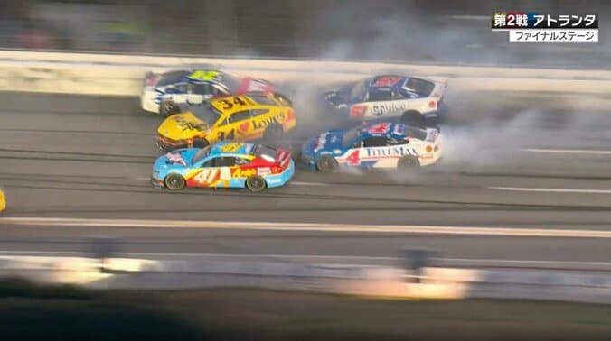 今季初の赤旗中断…残り4周、総勢11台のNASCARビッグワンに「あの速度差は怖い」 突如”急失速