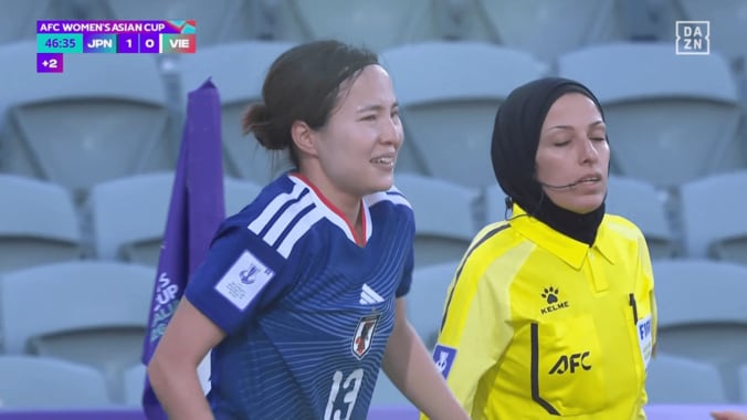 体当たりを食らって苦悶の表情を浮かべる北川ひかる