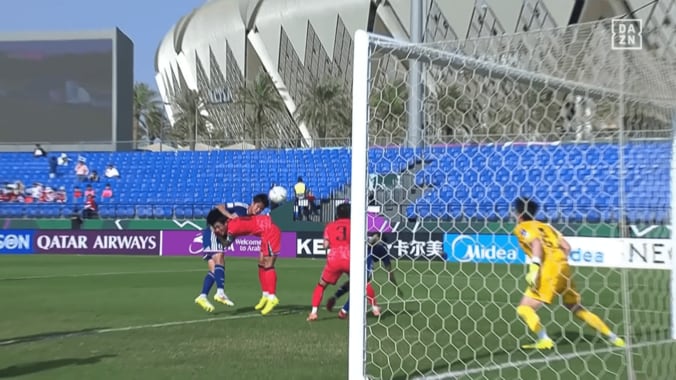豪快！日本代表DF、韓国MFを吹っ飛ばす“異次元ヘッド”炸裂「よく競り勝った」「ヤバすぎる」永野修都の決勝点演出にファン歓喜【U23アジアカップ】 4枚目