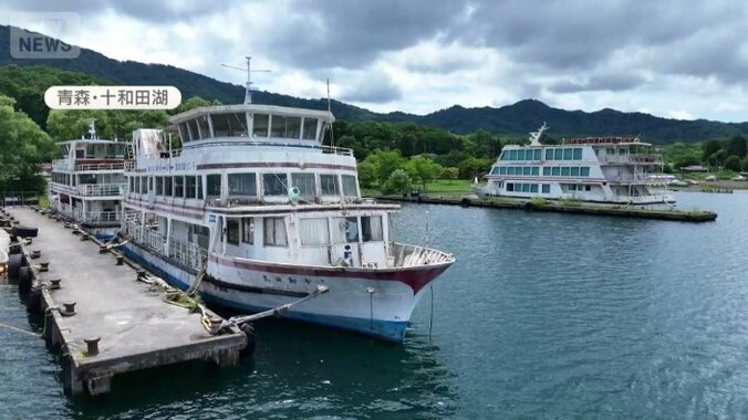 雄大な湖に浮かぶ古びた遊覧船