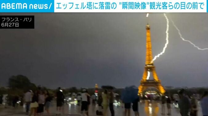エッフェル塔に落ちる雷