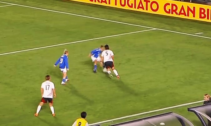 【写真・画像】「奇跡的だ！」なでしこ守護神の“超反応ワンハンドセーブ”にファン大喝采「世界の山下」「入ったかと思った…」大ピンチを救った瞬間　1枚目