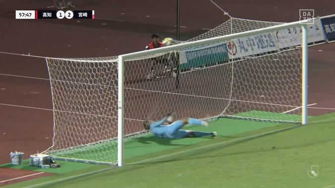 本人も「この動画100回みた」SNSで話題沸騰！J3で衝撃の特大ロングシュート炸裂「マンガかよ！」「時が止まった」意表をついた高速リスタートからのスーパーゴール！ 3枚目