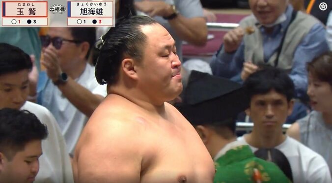 鉄人・玉鷲の姿に「涙が出る」 歴史に刻む「907」…“渾身の白星”に館内誰もが拍手する感動の光景 5枚目