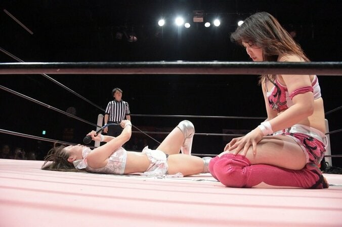 “女子アナレスラー”滝川あずさ、1vs16変則マッチで涙の引退　最後は自らマイクで「ギブアップ」 2枚目