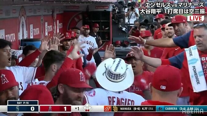 大谷翔平も「ワオ！」絶好調の同僚レンヒーフォの2試合連発をベンチで祝福 ファン「大谷さん嬉しそうｗ」 1枚目