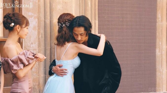 【写真・画像】美脚際立つ“童顔”24歳vs“異次元色気ボディ”27歳、1人の男性を奪い合う様子に「うわぁバチバチじゃん！」「見てる前で…」　3枚目