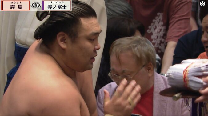 「弁当箱みたいな懸賞束」「懸賞えぐっ」ファン“ドン引き” 霧島、義ノ富士を撃破で大量の懸賞束に 3枚目