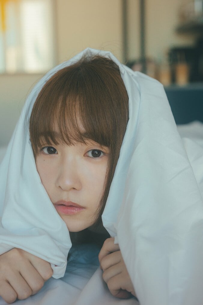 ホテルの部屋で寝起きカット