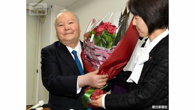 2017年6月30日 引退会見で花束を受け取る加藤一二三九段（提供：朝日新聞社）