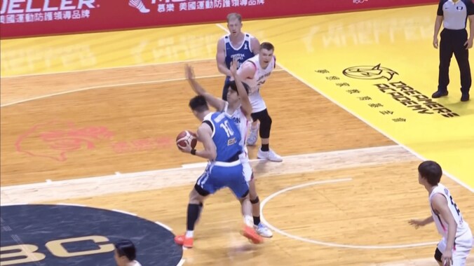 「審判は何を見とるん…」台湾vs日本で“疑惑のジャッジ”「どこがファウルなん？」「手を上げてただけ」解説・ファンが騒然【バスケＷ杯予選】 4枚目