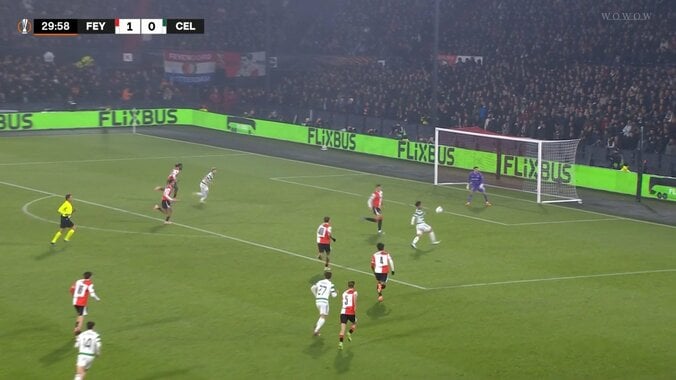 どうなってるの？日本代表MFの超技巧“ジャンピングループパス”に脚光「背中に目ついてる」「よく見つけた」ファン衝撃の芸術的アシスト 4枚目