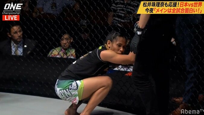 「見たことない」戸惑う放送席　女子MMA、“ローブロー連発”でよもやの無効試合…場内大ブーイング 1枚目