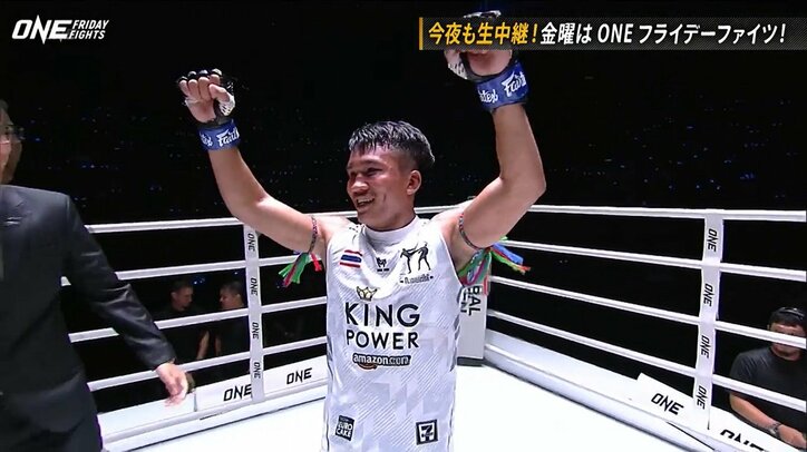 「見たことない」現役選手も仰天の超奇策！ 必死すぎてつい…壮絶死闘で突如飛び出した“クワガタ”フックにファン騒然