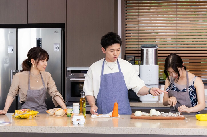 田中みな実似の33歳美女「力、抜いて…」恋愛経験ゼロの男性に優しく料理指導、大人のアプローチに男性がニヤニヤドキドキ