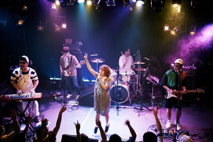 DOTAMAも登場!神泉系バンド・フレンズ、『ショー・チューン』リリースライブ