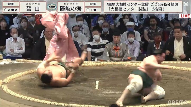 「仲良くゴロン」「なぜこけた」大型力士2人が土俵で同時にコロンの共演