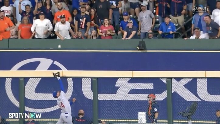 鈴木誠也の同僚がスーパージャンプでホームラン性の打球をキャッチ 実況も「アンビリーバボー！」「サーカスキャッチ」と大興奮 打たれた投手は顔面蒼白からの「ワオ！」