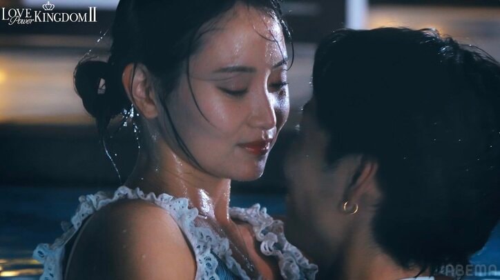 【写真・画像】元AKB48、夜のプールで音の漏れる濃厚キス…水中カメラが抑えた過激映像に「うわうわうわ!」 2枚目