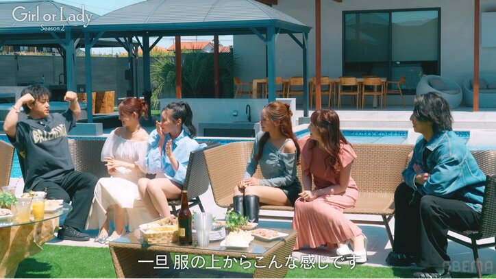 【写真・画像】デコルテあらわな大胆肌見せの24歳モデル美女、マッチョイケメンにボディタッチし大興奮「きゃー！ヤバい！」　3枚目