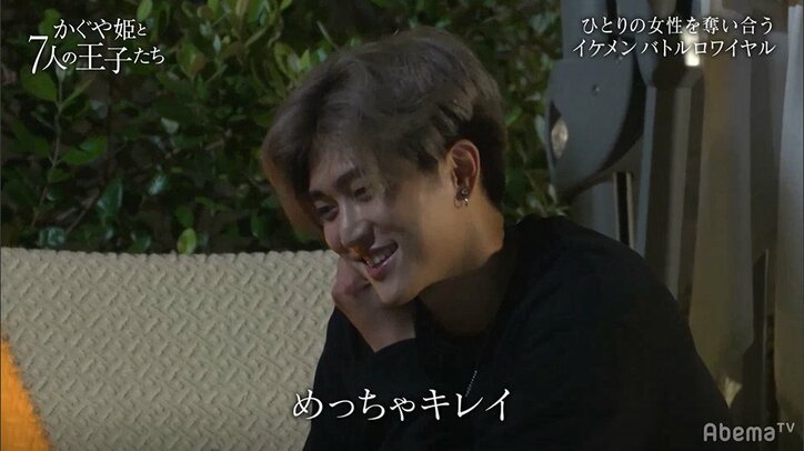 「もっと近くに…」ナイトプールでハワイ出身イケメンがバックハグで大胆行動！