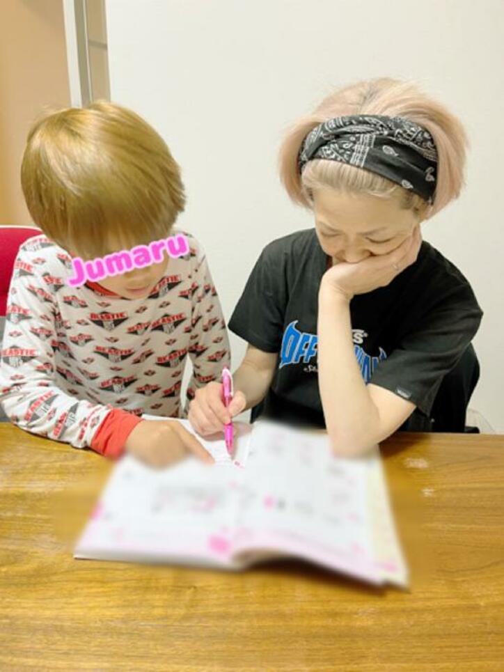  松嶋尚美、息子に勉強を教わる姿を公開「めっちゃ忘れてることにショック」 
