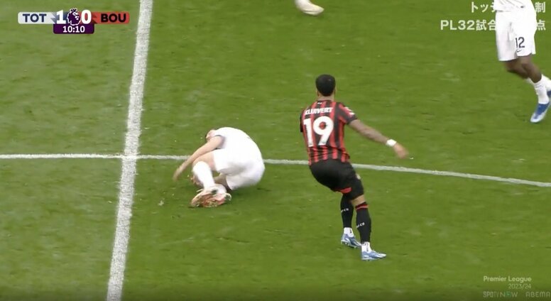 痛恨の“自滅プレー”でスタジアムに悲鳴！「これは痛すぎる」「エグいな…」 ドリブルを潰しに行く→激しく衝突&相手の足に直撃して返り討ちにされる瞬間