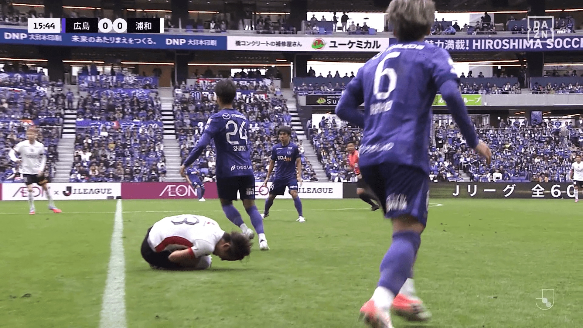 【写真・画像】「何だこれ!」神戸FWの“スーパーボレー弾”に騒然「よく枠に蹴れるな」「月間ベストゴール候補」斜めからのボールを叩いた瞬間 1枚目