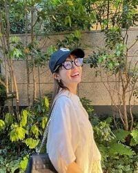 「最高の笑顔」「おしゃれ杉」生見愛瑠の珍しいメガネ姿でのキュートなオフショットにファン歓喜