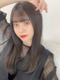 「ビジュアルが強すぎて」ラスアイ阿部菜々実、黒髪ロング赤リップの美しい“おやすみ”ショットに反響