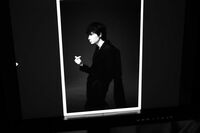 綾野剛、“ハイセンスショット”に悶絶の声「指ハートは可愛すぎます」「かっこよすぎて死ぬ」